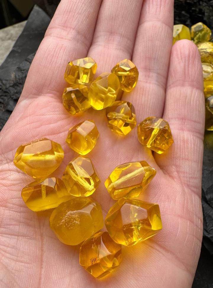 картинка Янтарь Весовой Кристалл 10-14 мм от магазина Одежда+