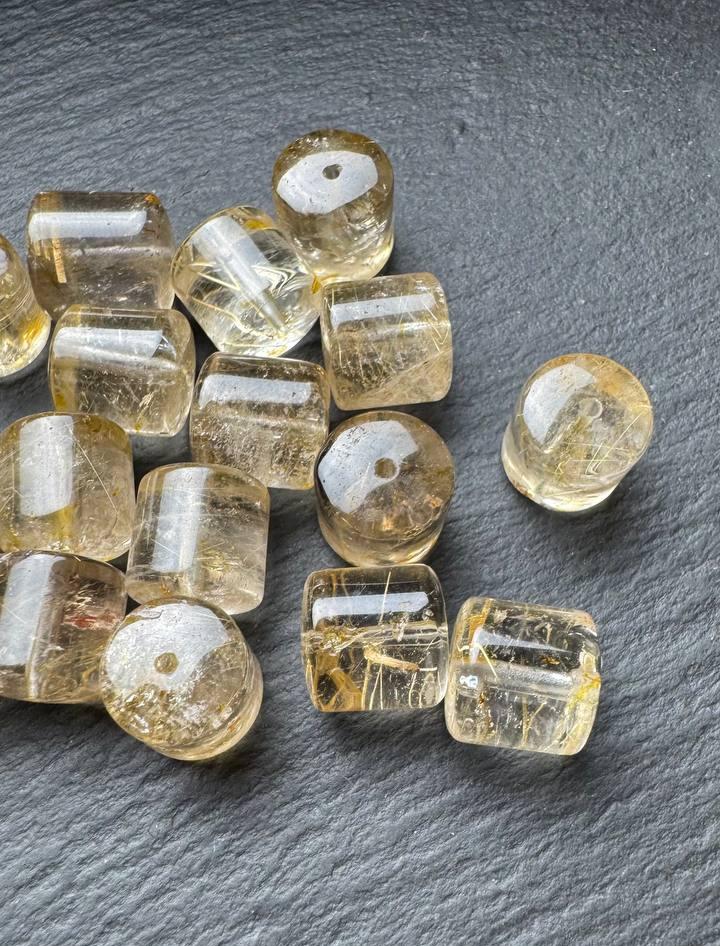 картинка Кварц Рутил Цилиндр 10,5-11 мм от магазина Одежда+