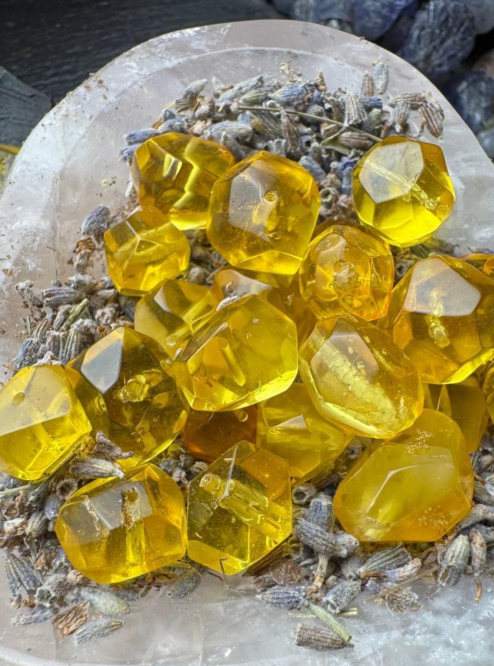 картинка Янтарь Весовой Кристалл 10-14 мм от магазина Одежда+