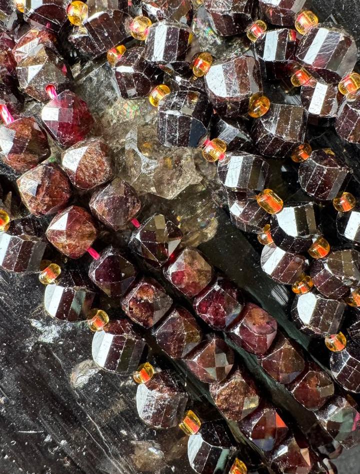 картинка Гранат Куб грани 7 мм, Ромб крученый 9 мм от магазина Одежда+